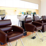 シャンプー台はサイドシャンプー台・バックシャンプー台どちらもご用意しています。<br>
妊婦さんは座ったまま、負担なくシャンプーできます。