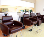 シャンプー台はサイドシャンプー台・バックシャンプー台どちらもご用意しています。<br>
妊婦さんは座ったまま、負担なくシャンプーできます。